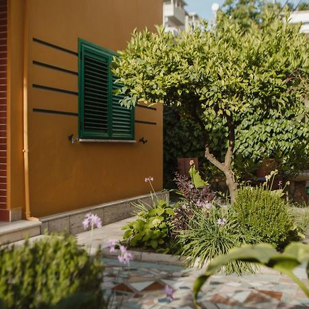Rare Durres Apartment With Private Parking & Garden Экстерьер фото