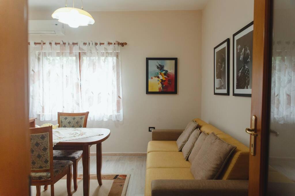 Rare Durres Apartment With Private Parking & Garden Экстерьер фото