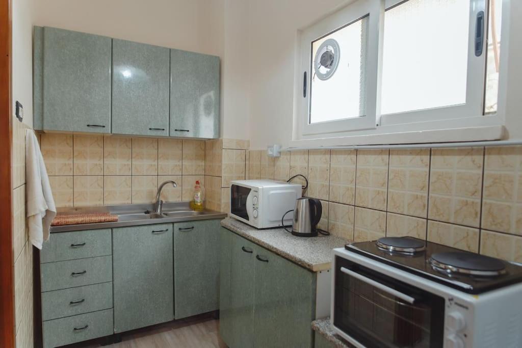 Rare Durres Apartment With Private Parking & Garden Экстерьер фото