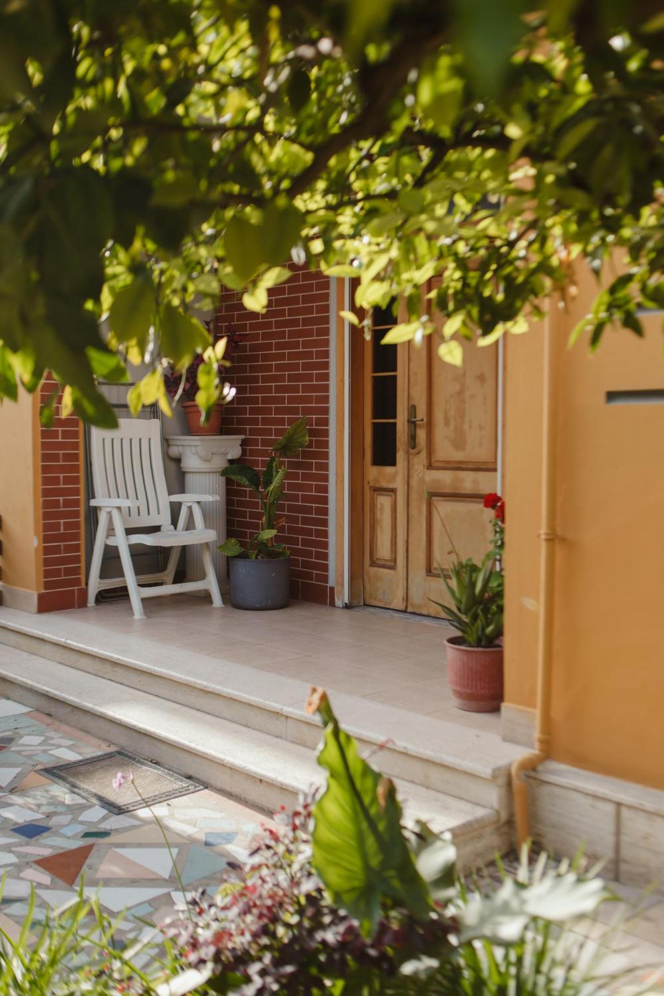 Rare Durres Apartment With Private Parking & Garden Экстерьер фото