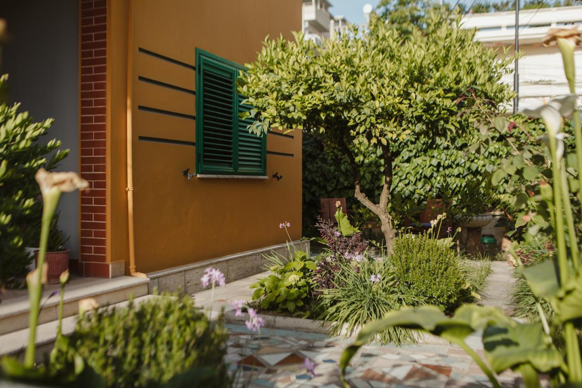 Rare Durres Apartment With Private Parking & Garden Экстерьер фото